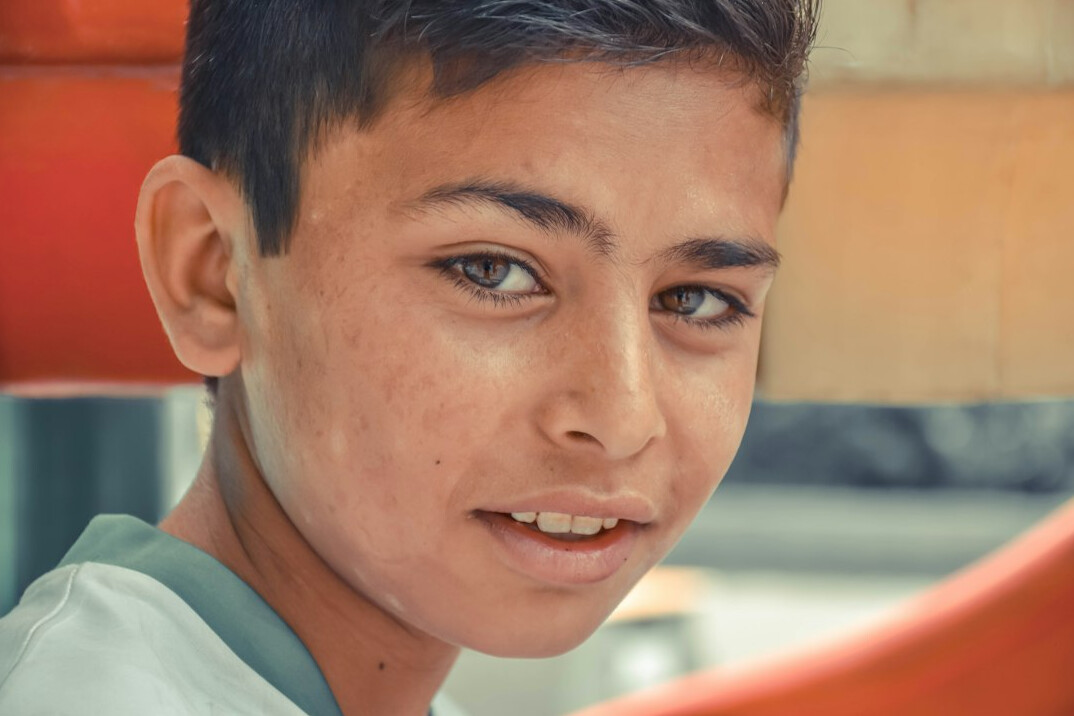 Retrato de un joven mexicano sonriendo, estudiante de programación