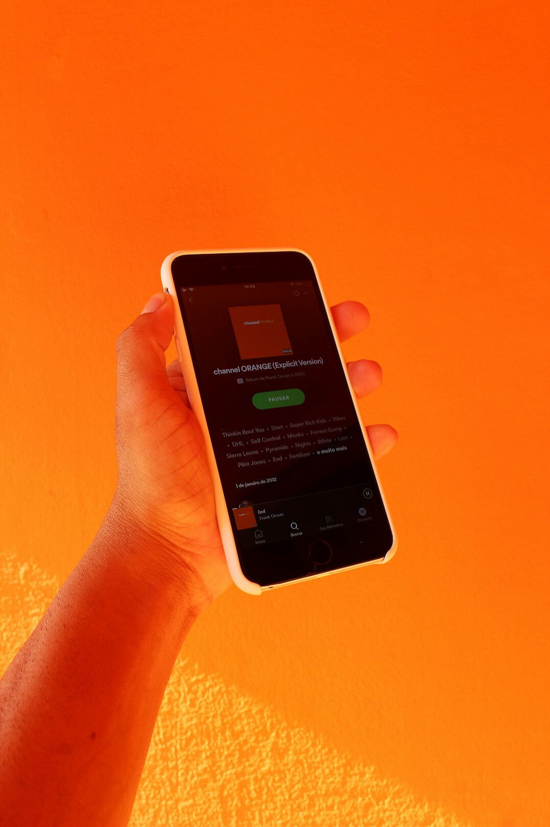 Manos sosteniendo un telefono con el prototipo de una aplicacion movil colorida