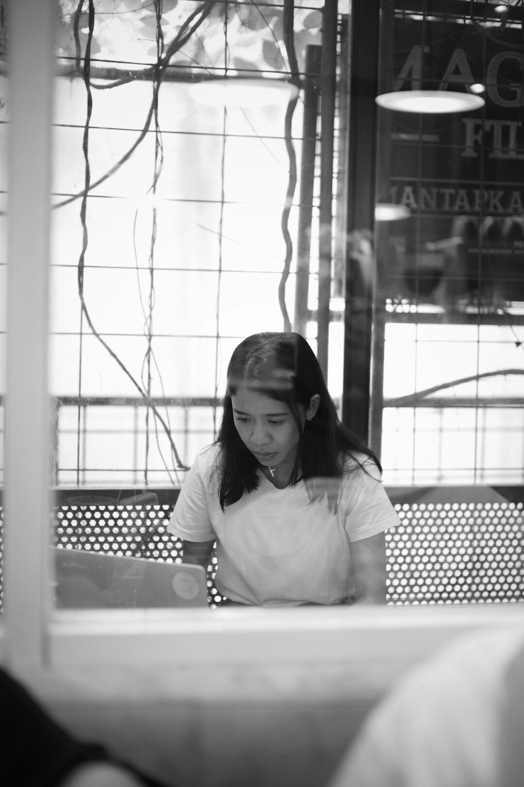 Joven mexicana estudiando programacion con laptop y notas