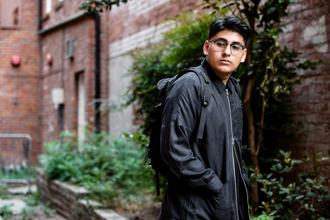 Retrato de un joven mexicano con lentes, estudiante de programación