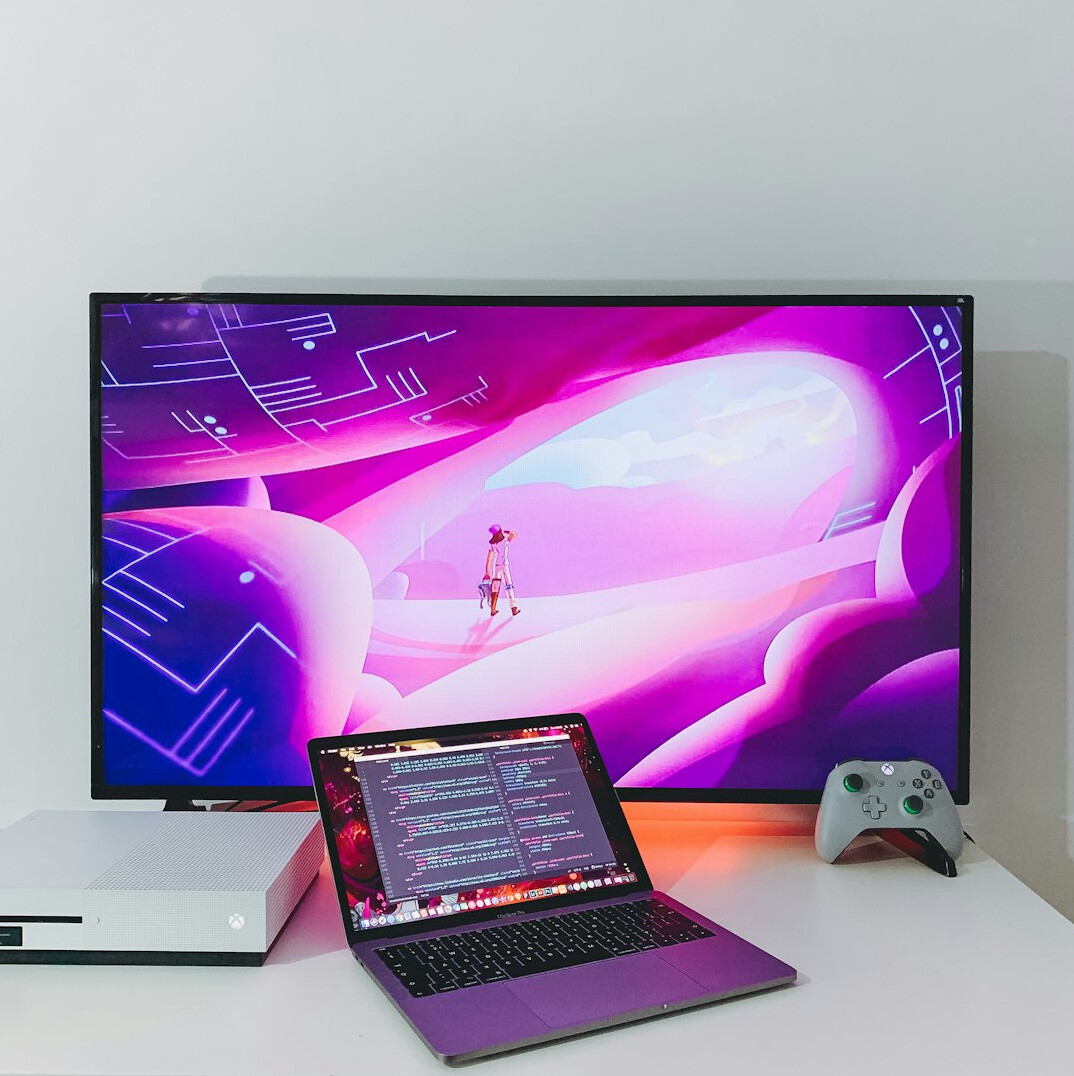 Laptop mostrando un panel de control con graficas de datos creado como proyecto de curso
