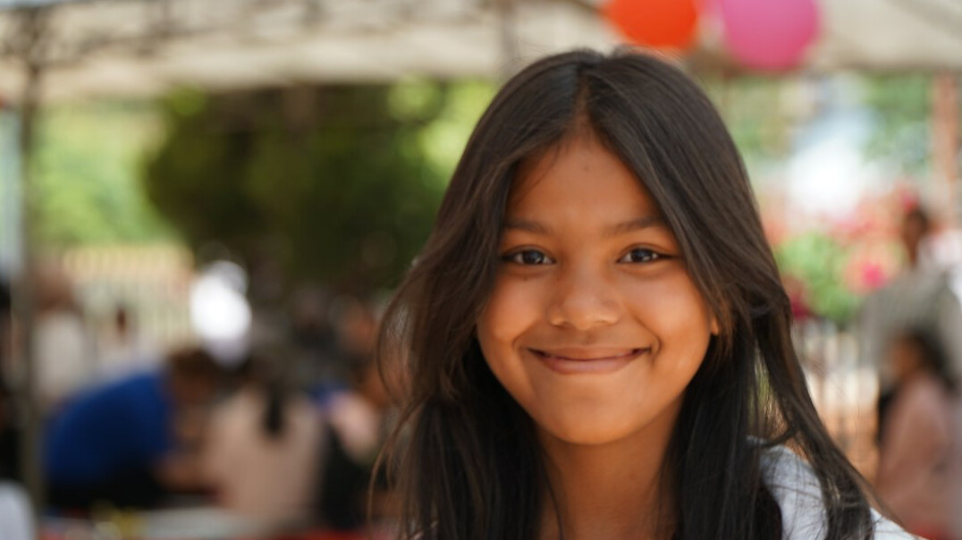 Retrato de una joven mexicana sonriendo, estudiante de programación