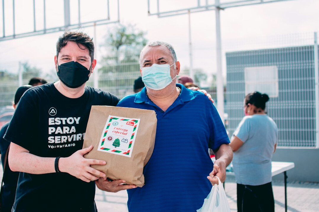 Dos estudiantes mexicanos celebrando la entrega de un proyecto frente a su laptop