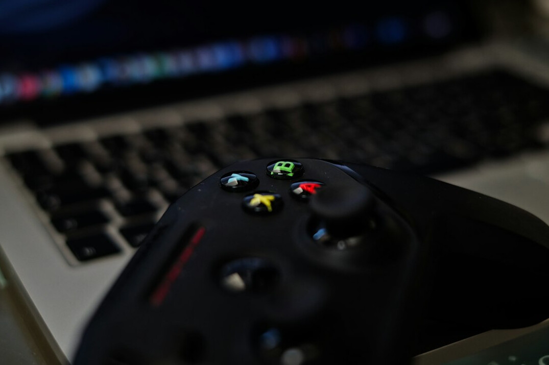 Laptop mostrando un videojuego 2d colorido creado como proyecto final del curso