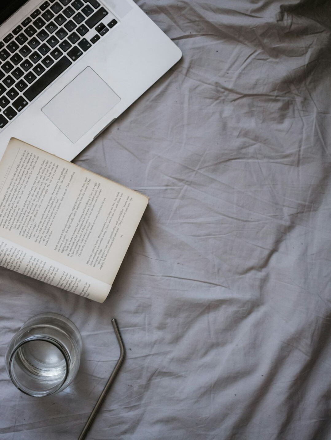 Vista superior de un escritorio con laptop, cafe y cuaderno en un espacio de trabajo de programacion