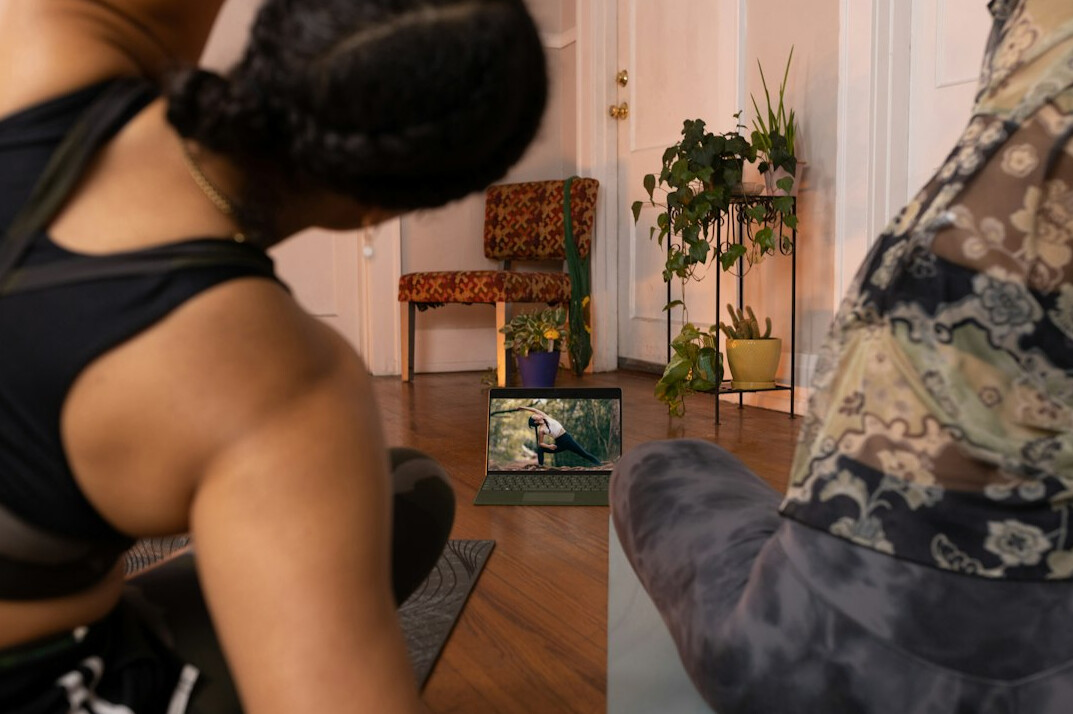 Instructor dando una clase en vivo por videollamada compartiendo su pantalla de codigo